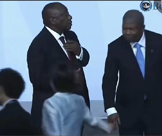 任凭高市卖弄风骚，G20合影时南非总统看都不看一眼高市早苗，她自己尴尬鞠躬！
南