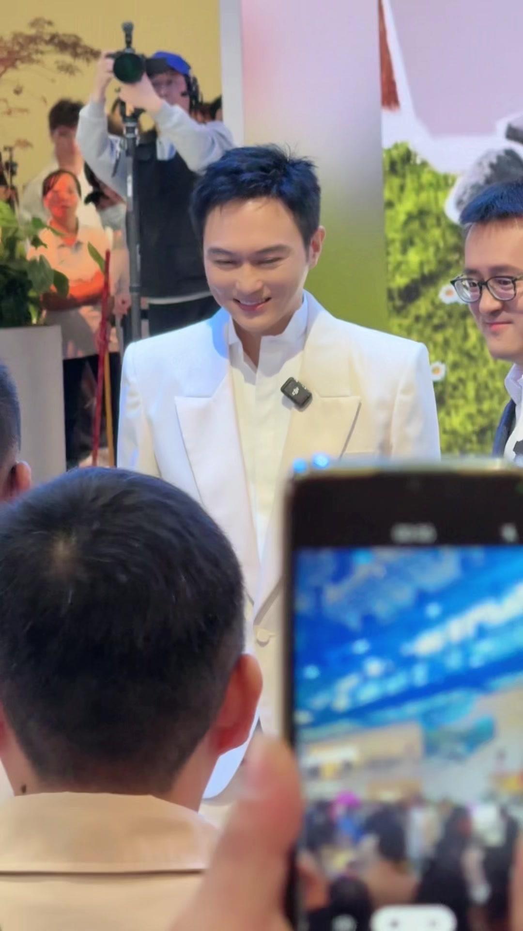 娱乐圈颜值天花板实锤！袁咏仪张智霖夫妇同框出席活动，两人站在一起就是行走的画报。