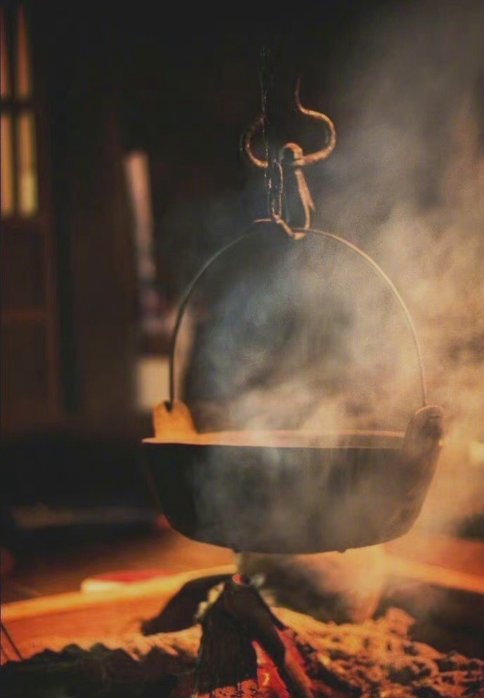 雪夜里，生暖炉，促足相依偎，静闻雪落无痕。——  沈复 ​​​