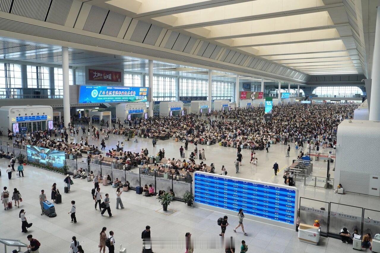 国铁头条【南宁铁路：“五一”假期，339.1万人次】今年“五一”假期，探亲流、旅