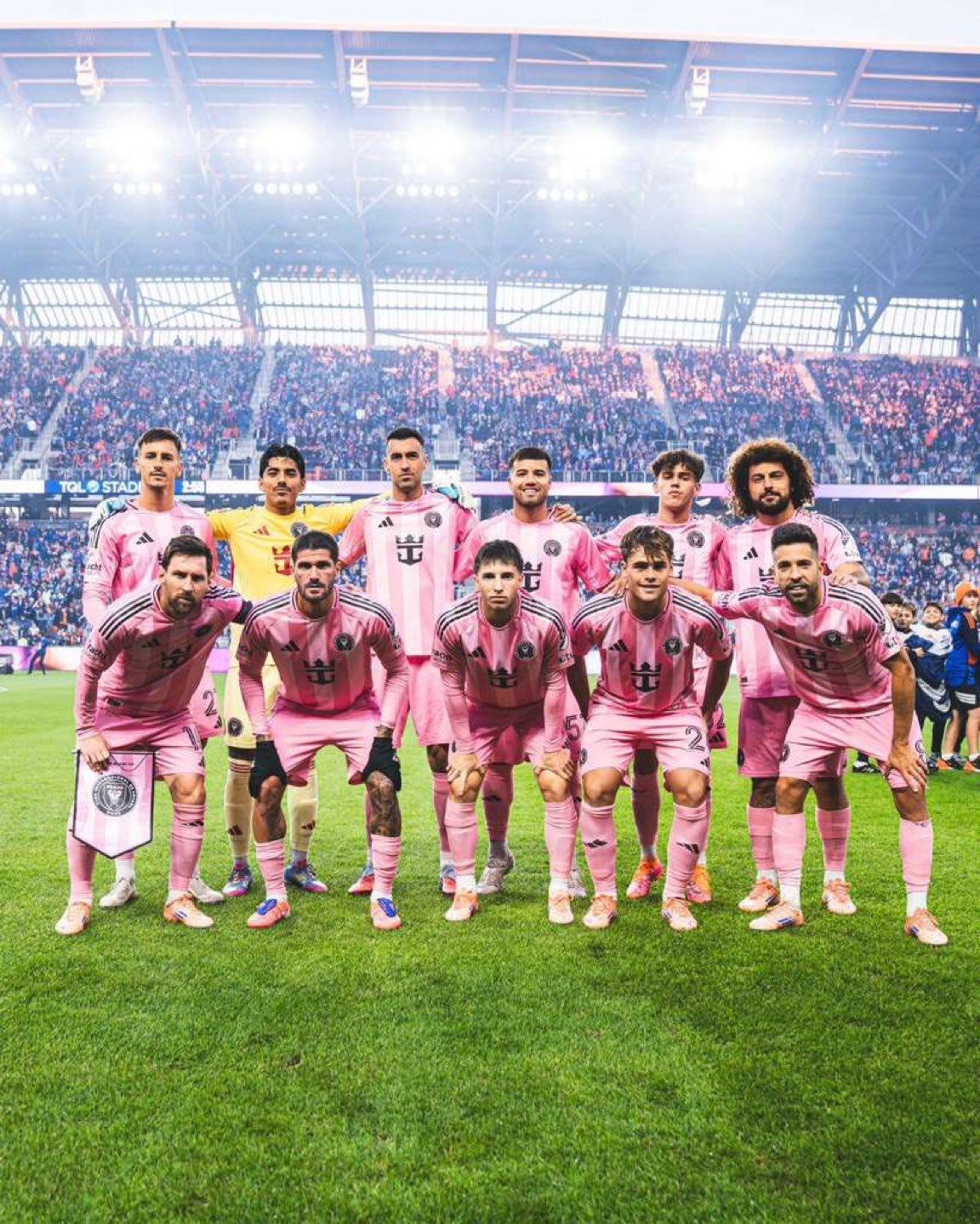 迈阿密国际首发11人合影。