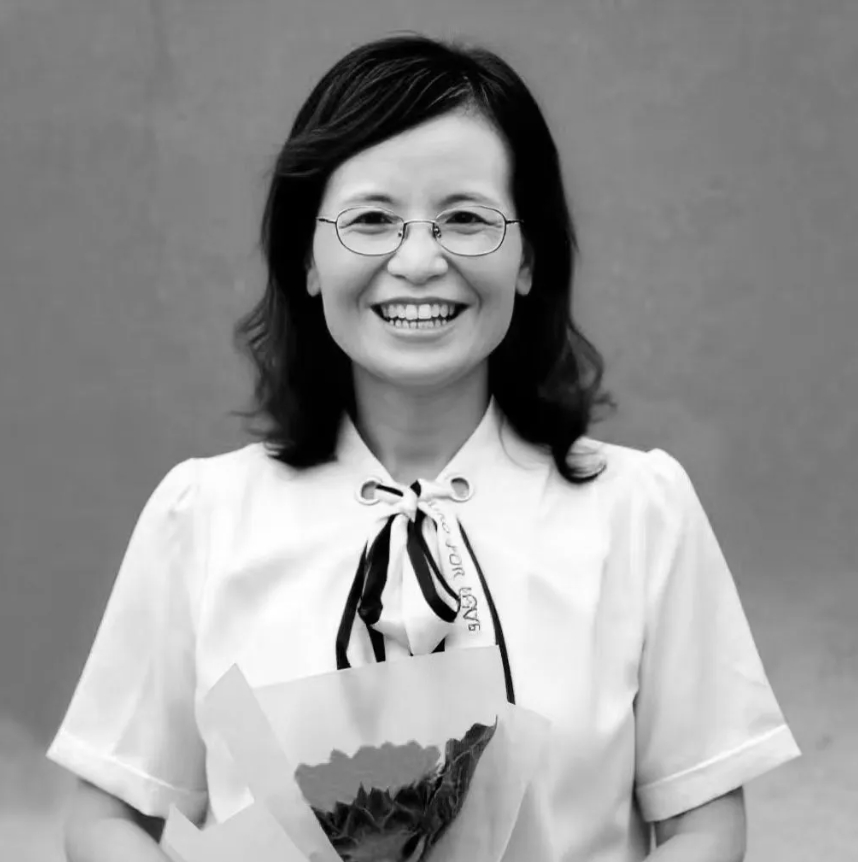 【#52岁患癌乡村女教师节前去世#】#患癌女教师经历22次化疗仍坚守讲台#32年