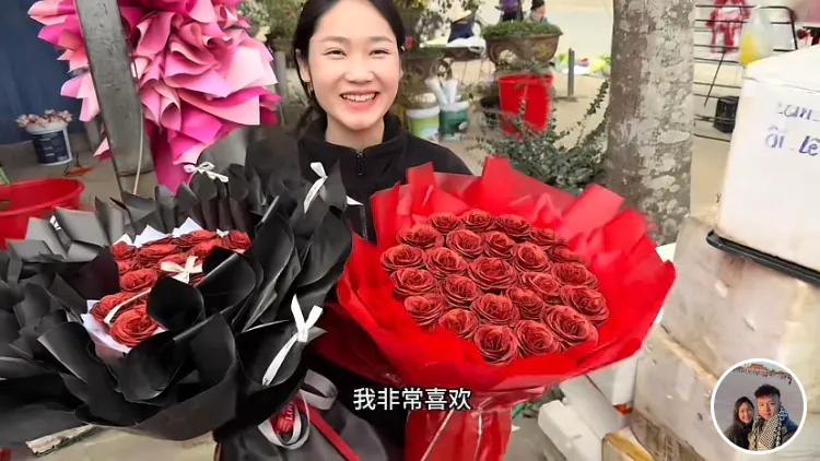 小松“三八节”送花。
        昨天小松发的视频是三八节给家里女性送花束，