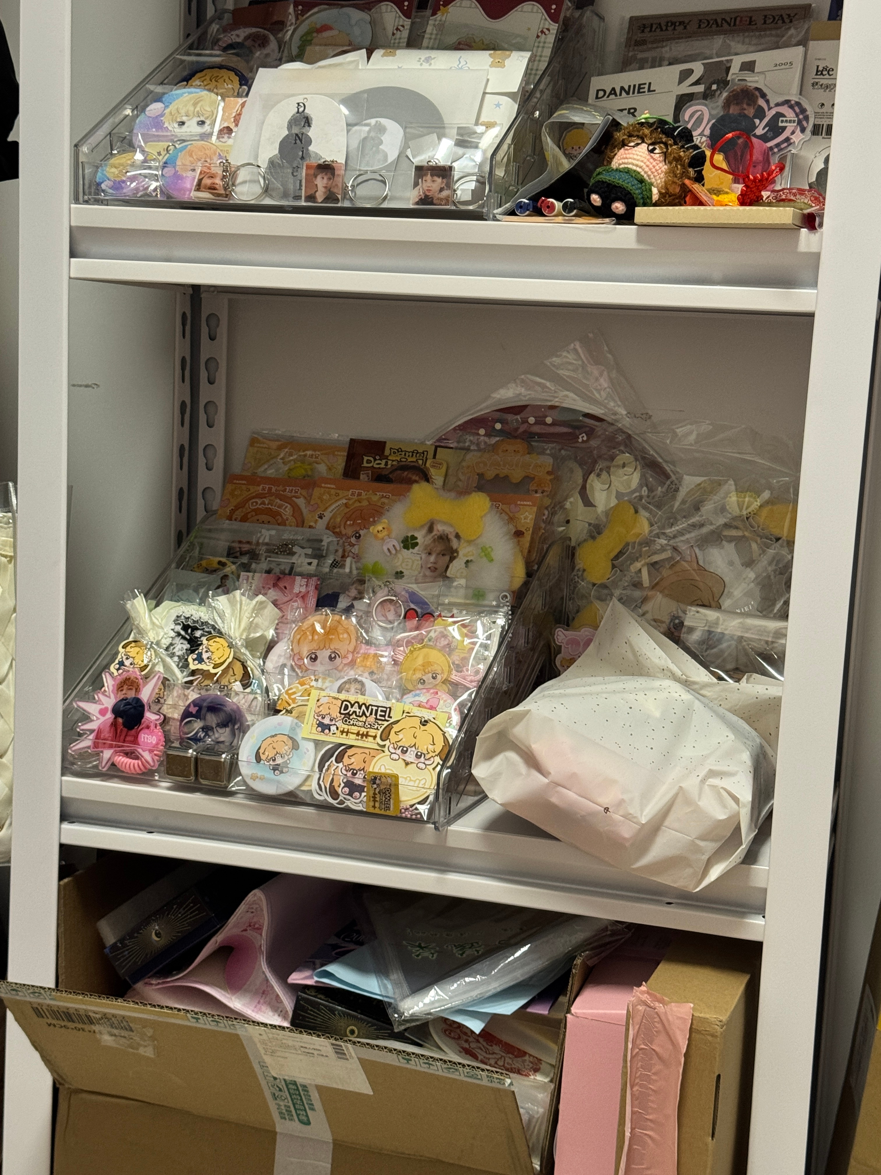 我不觉得一个架子是够用的下面那一层的箱子也放了很多，小洛的还没放上去中间那一层的