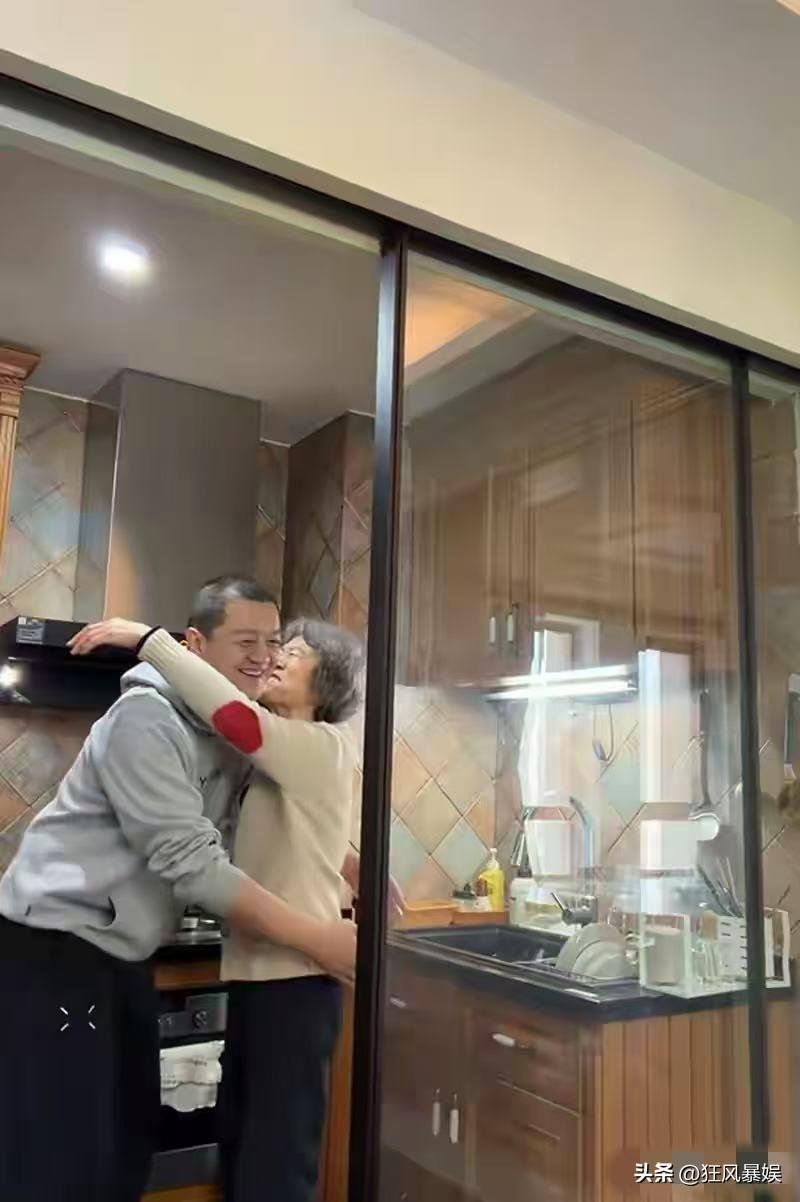 李亚鹏，分享元宵视频，自曝和王菲相处细节！

3月3日，一大早李亚鹏就在主卧一边