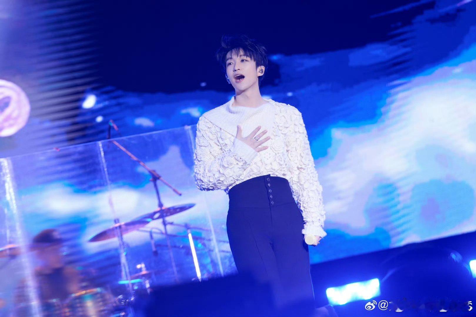 黄子弘凡鸟巢演唱会一直在going 鸟巢舞台持续沸腾！和过往33场完全不同的全新