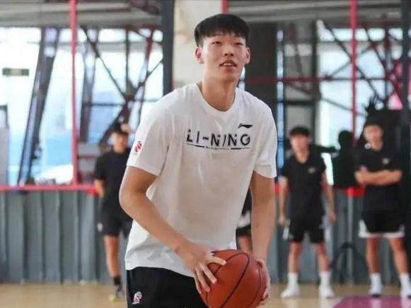 广东谨慎保护张昊，不愿仓促复出埋下隐患
 
在广东男篮的阵容规划里，张昊从来都不