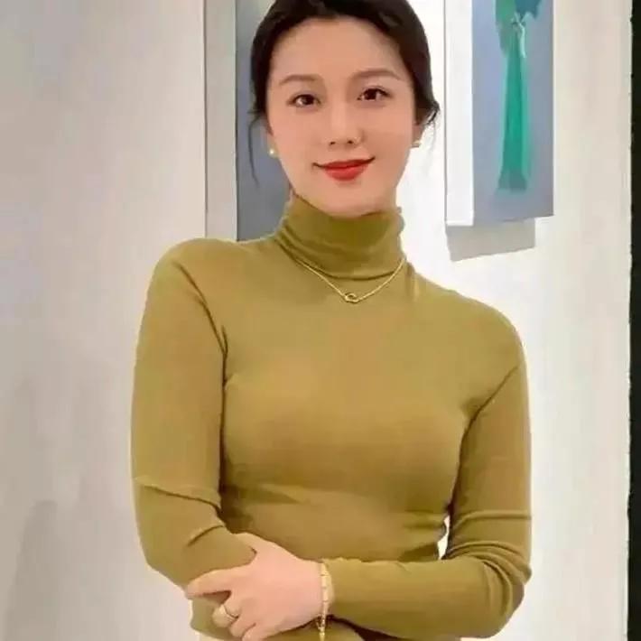 优雅的高领毛衣，搭配简约的项链，展现你的时尚品味。