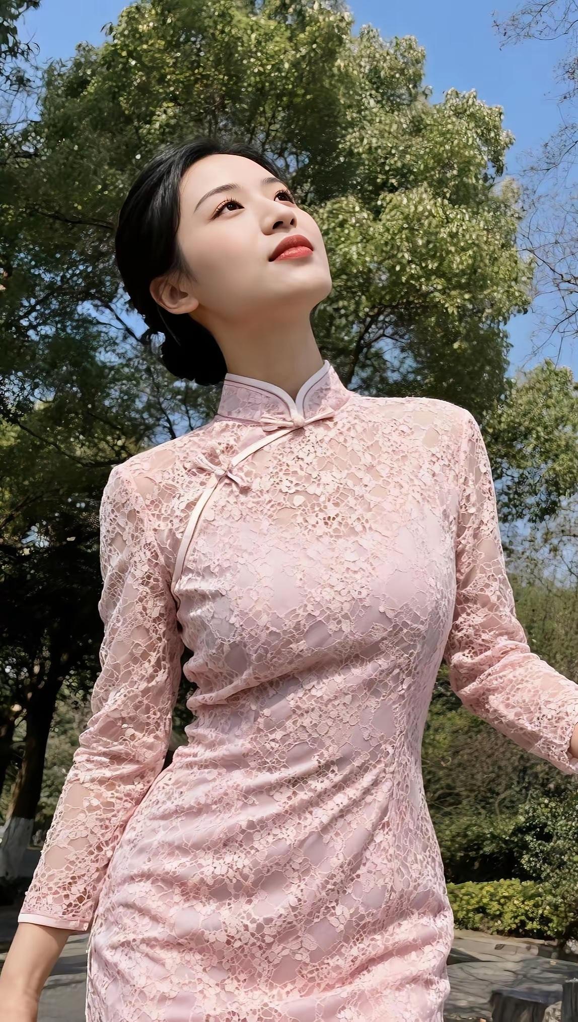 优雅旗袍，尽显东方韵味，绿树掩映下的美丽瞬间。