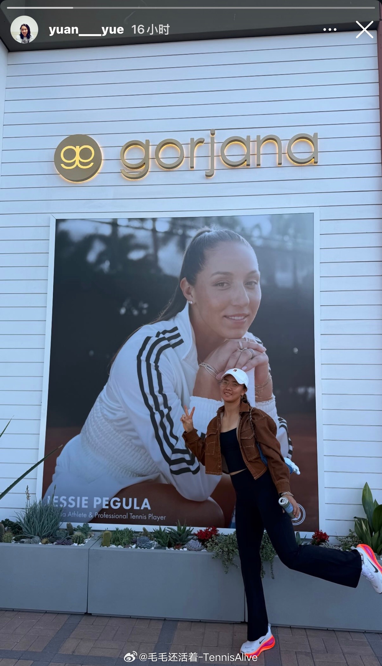 袁悦和佩古拉广告照合影。 