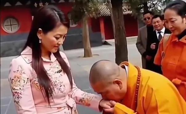 释永信争议互动，高僧形象引质疑
 
近日，释永信亲吻李湘手部的画面曝光，引发网络
