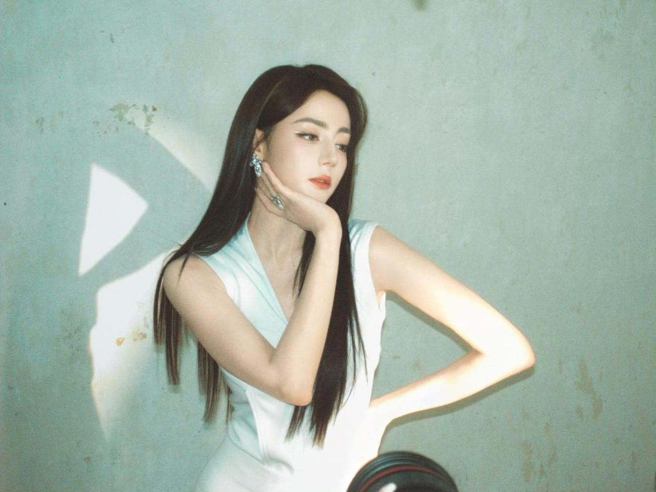 宛如油画中的人物[飞吻]
迪丽热巴