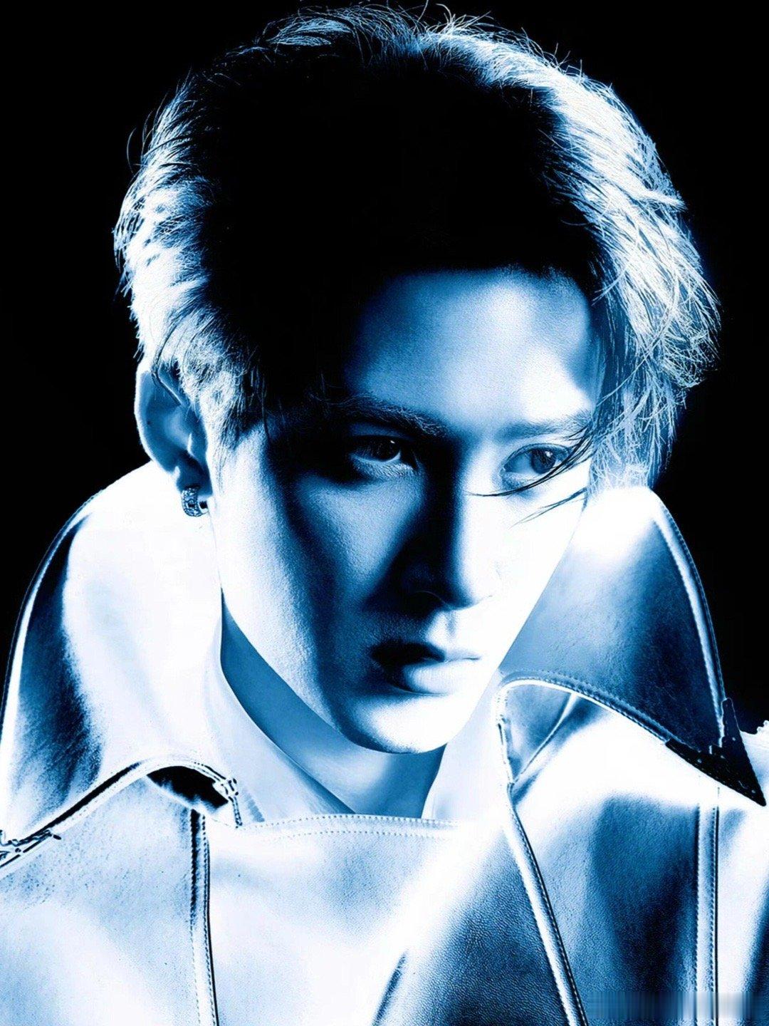 檀健次今日湖南卫视跨年晚会造型来了！太有未来科技感了，酷帅有型，先锋前卫，不愧是