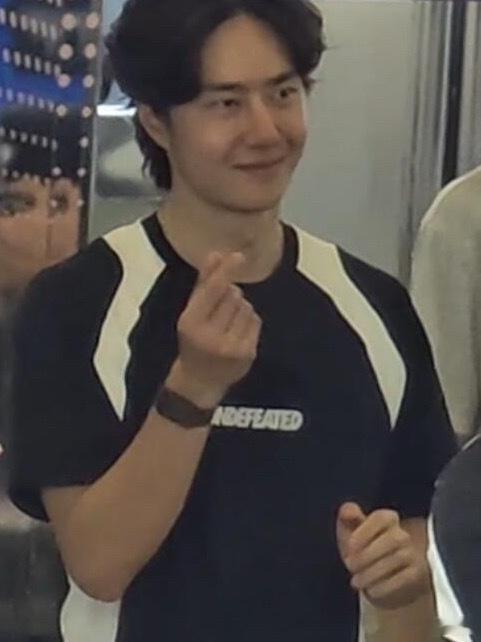 王一博比心毛骏豪王一博鼓掌比心 啊啊啊王一博还比心！！！太犯规了[抓狂]就不能对