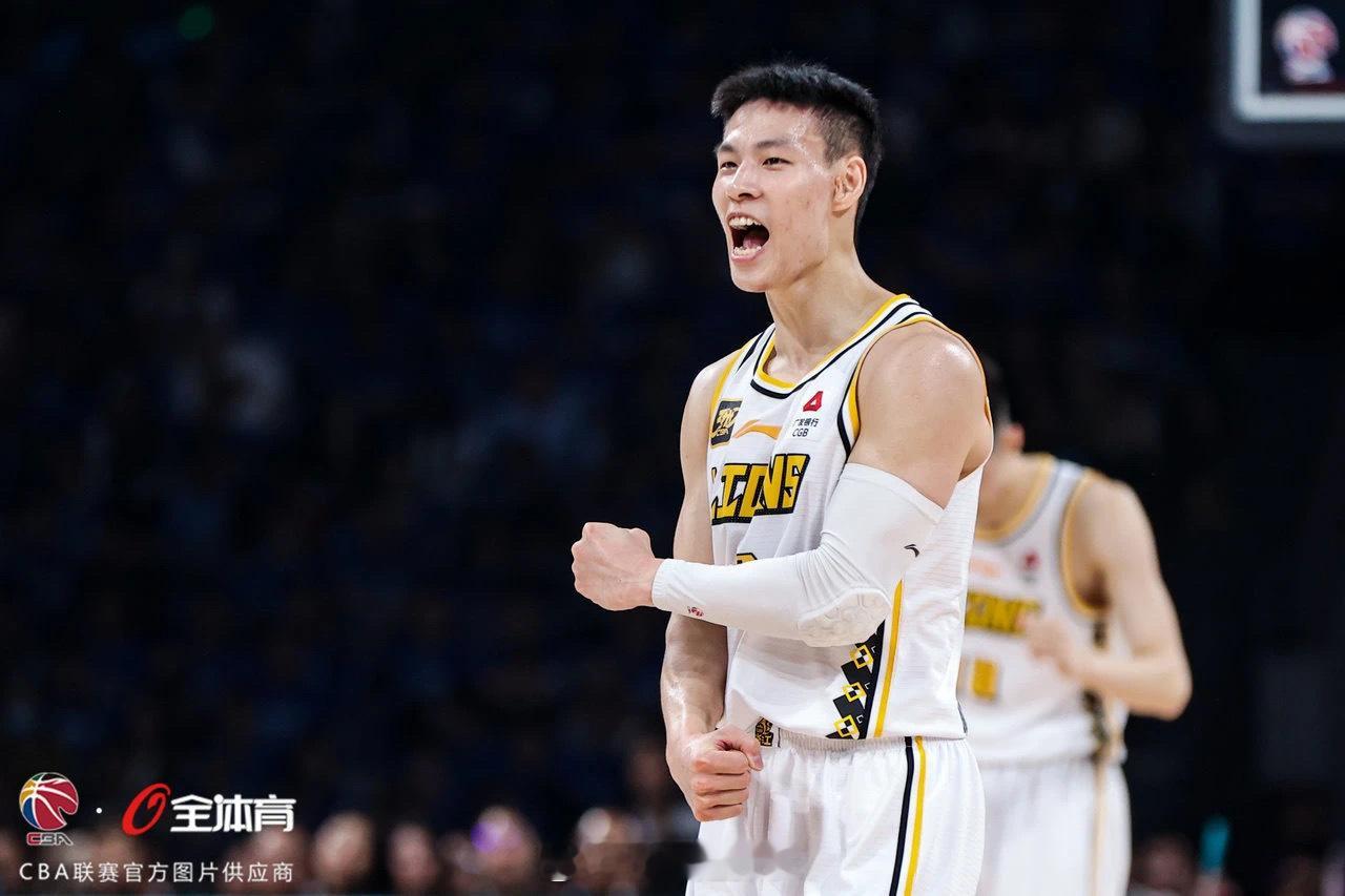 之前林秉圣是CBA落选秀，结果这赛季广厦队通过交易以4号签选来了他。常规赛其实时