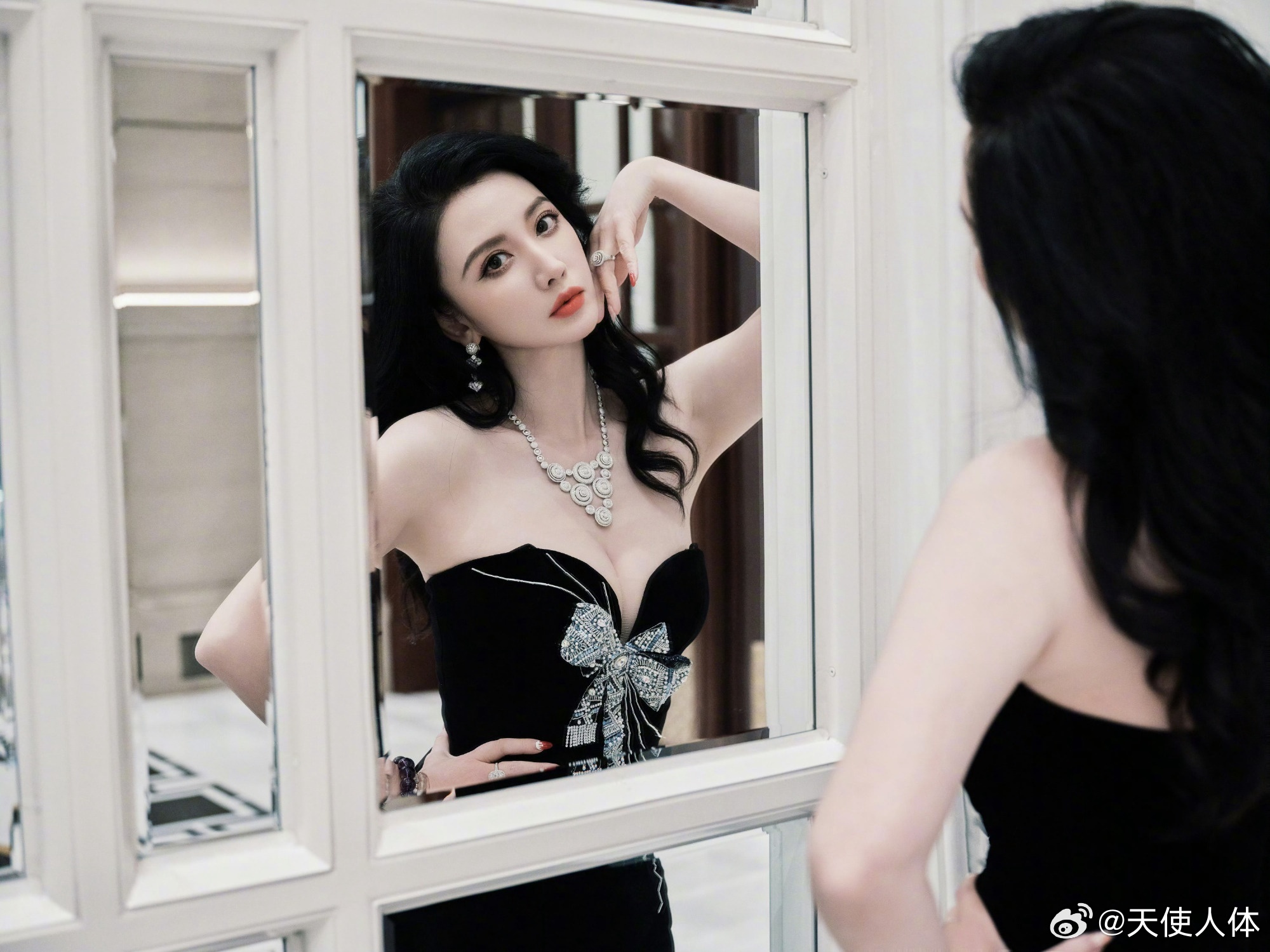 张萌星光大赏造型，一袭抹胸黑裙，姐姐好辣呀。张萌