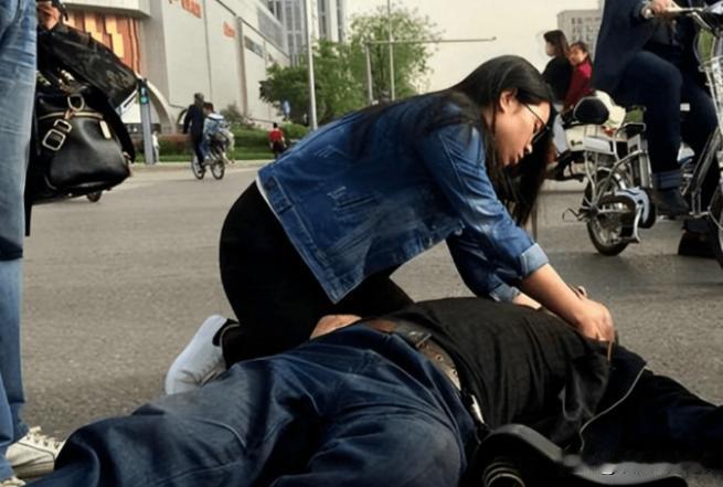 女孩对晕倒老人实施急救，可惜老人抢救无效离世。哪知四天后，女孩发现家属正拉横幅寻