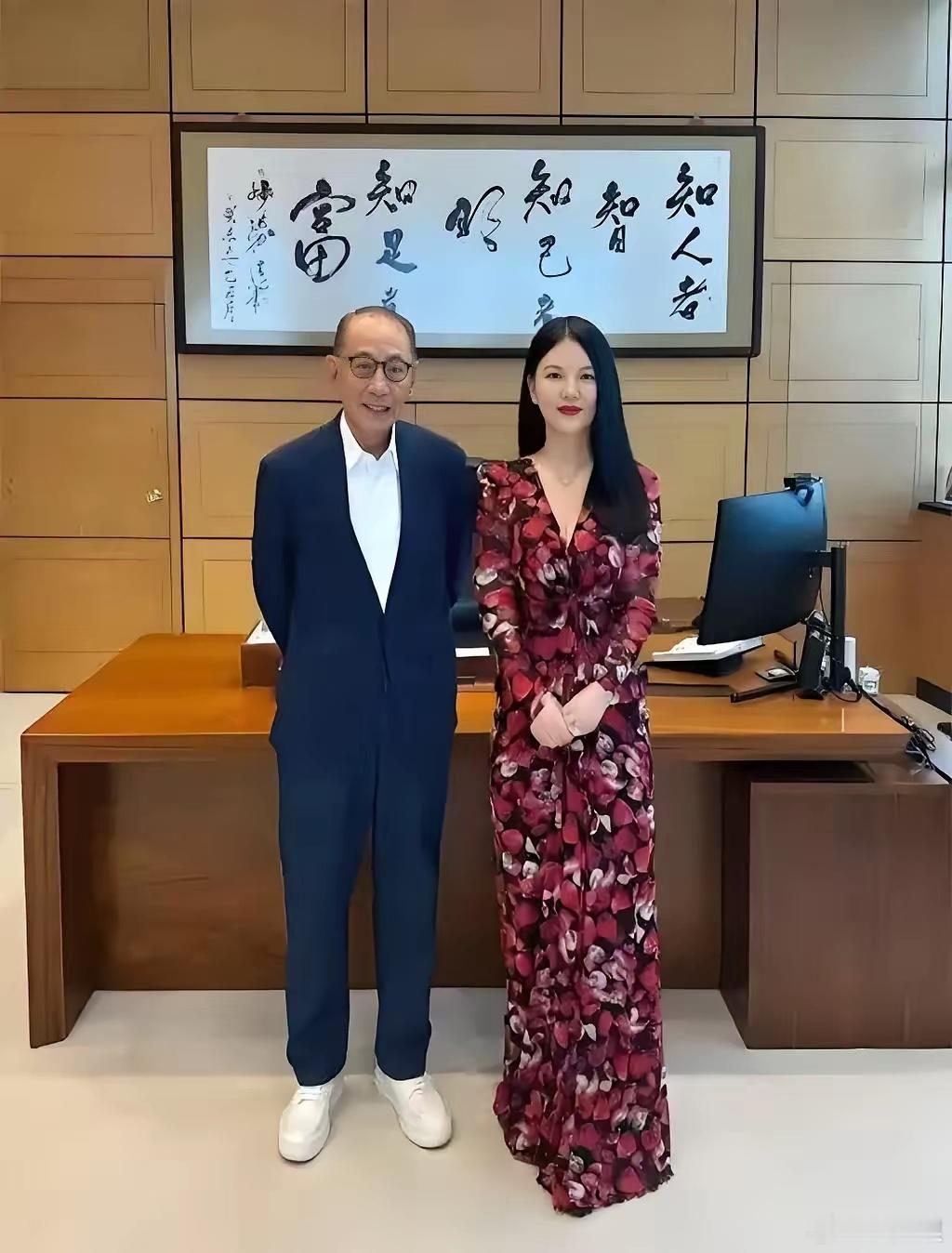 两年前李湘瘦身成功以后，穿一袭红色深V落地长裙去拜访英皇老板杨受成！当时快80岁