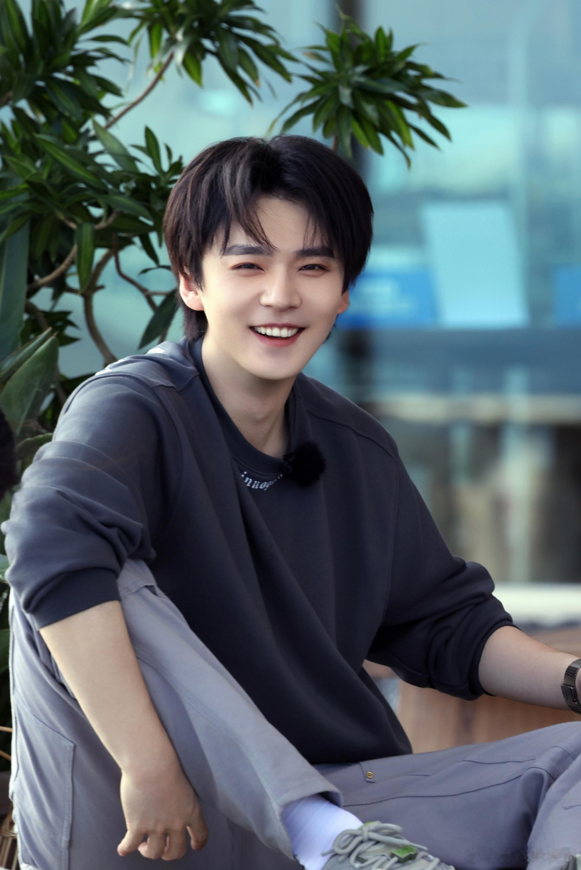 王鹤棣一句话让张宸逍跪了 谁能错过沙滩运动会的爆笑惩罚名场面，王鹤棣对着张宸逍霸