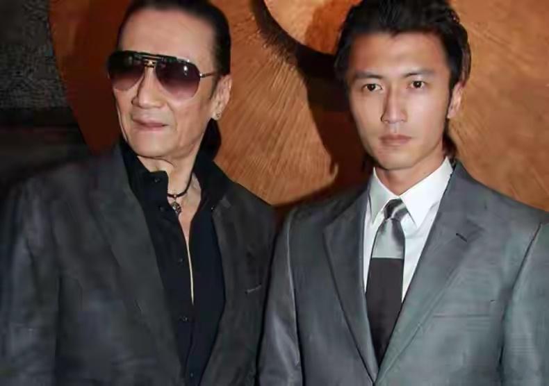 谢贤上周都昏迷进ICU了谢霆锋为啥不及时回去看望呢？有什么事比自己的爸爸还重要呢