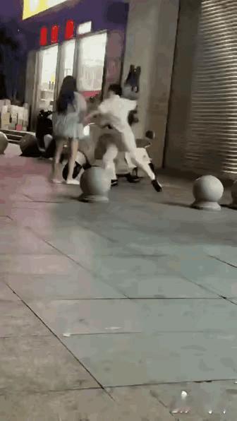 女孩子玩明白一个事：只有你的父母会当你是个宝，其他人就不见得了，所以别太拿自己当