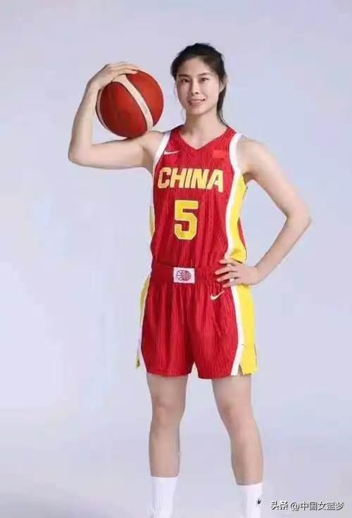 拼命三郎女篮老将，王思雨闪亮登场！大中锋张子宇收下球权就给队友，还得是王思雨来接