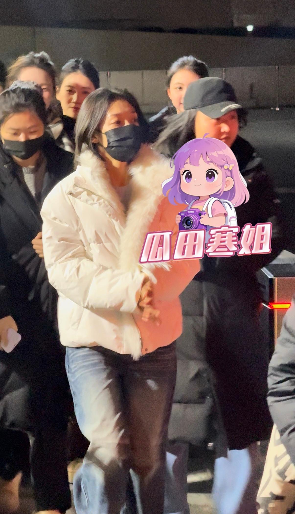 希林娜依高春晚彩排下班 希林边走边搓手手，还和粉丝热情打招呼希林娜依高