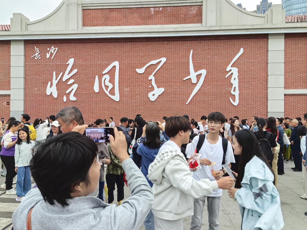 今年的五一小长假来长沙旅游的游客倍增，桔子洲头和湖南省博物馆因预约已满而预约不上