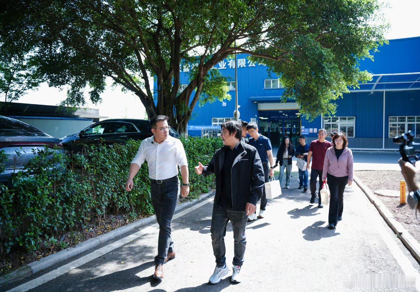 荣耀高管称张雪是年轻版的李书福大v聊车 关海涛今天探访张雪机车，称最大的感触不是