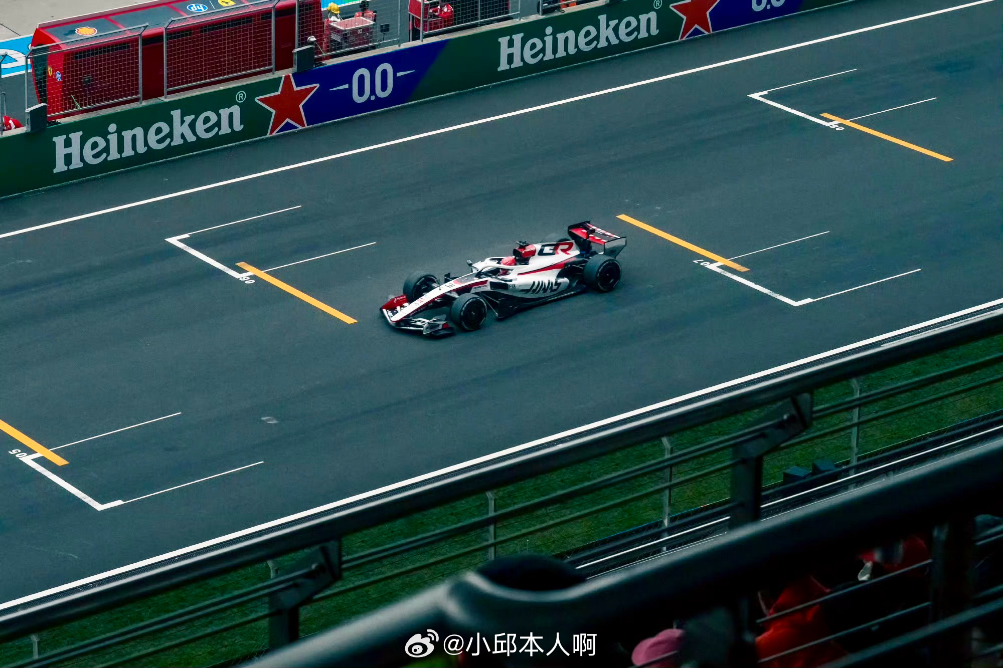 魏建军现身F1魏建军跑去看了2026年的F1上海大奖赛，还跟国际汽联的大佬聊了技