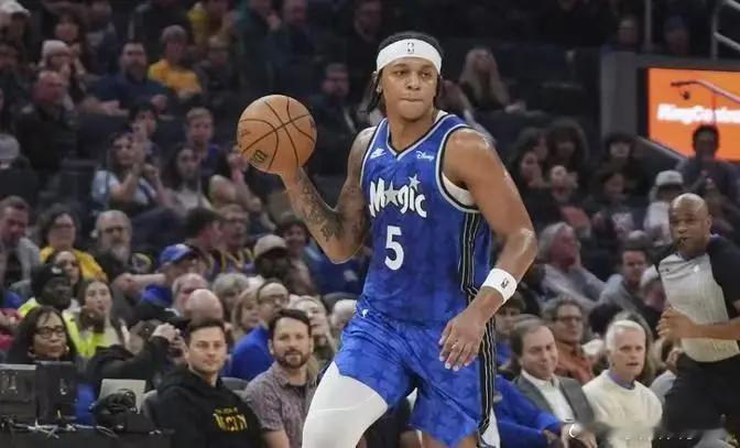 北京时间11月5日，NBA常规赛魔术客场对阵老鹰，老鹰借助团队攻势持续压制魔术，