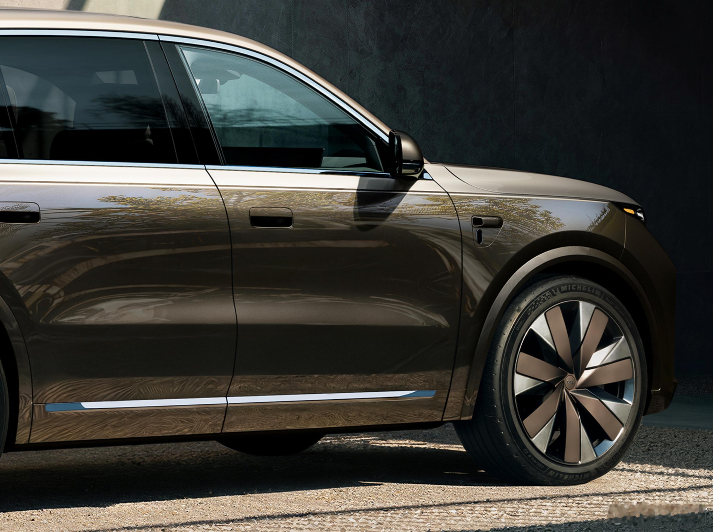 全新一代理想L9官图首发，今年二季度内发布，顶配版吧叫“L9 Livis”，售价