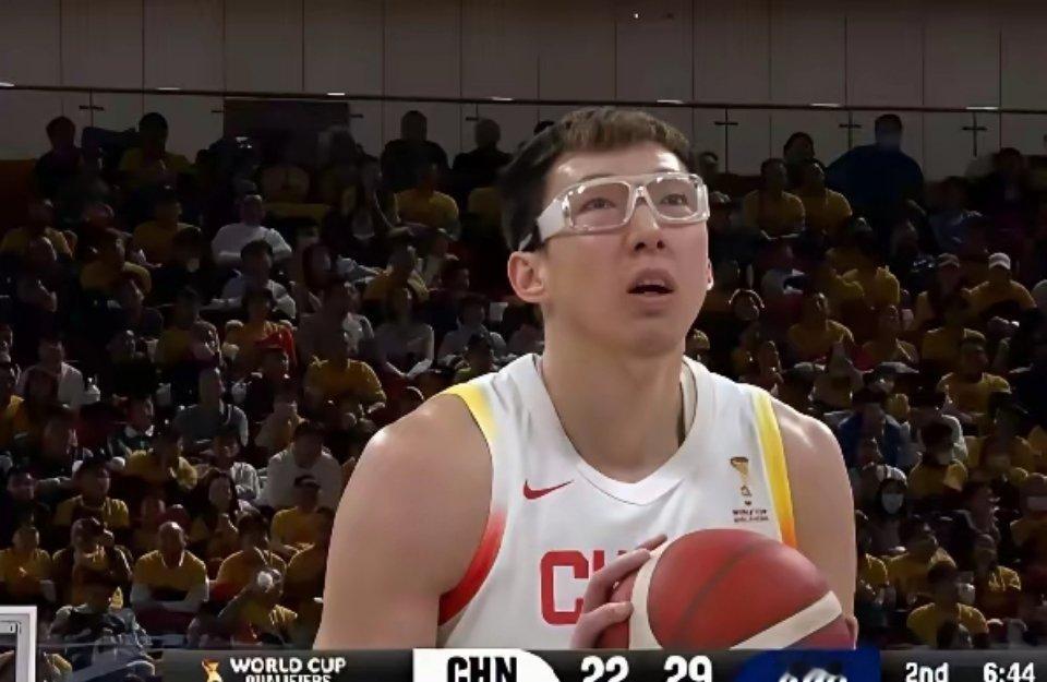 别一输球就怪周琦，他真带不动，没有他硬凿内线，上半场对韩国就花掉了。中国男篮需要