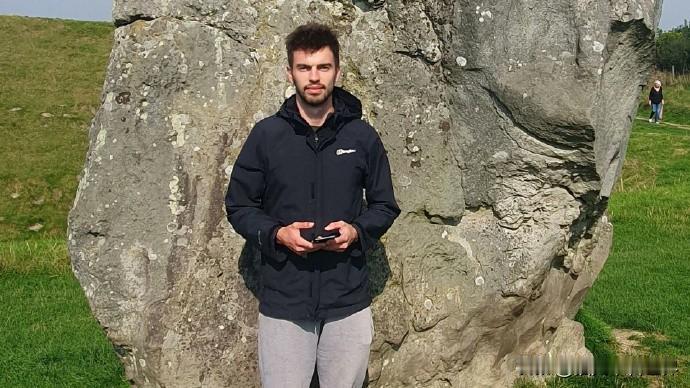 英国男子翻进虎舍喂老虎，身份已查到：

童星出身、提前发ins炫耀、25岁被虎咬