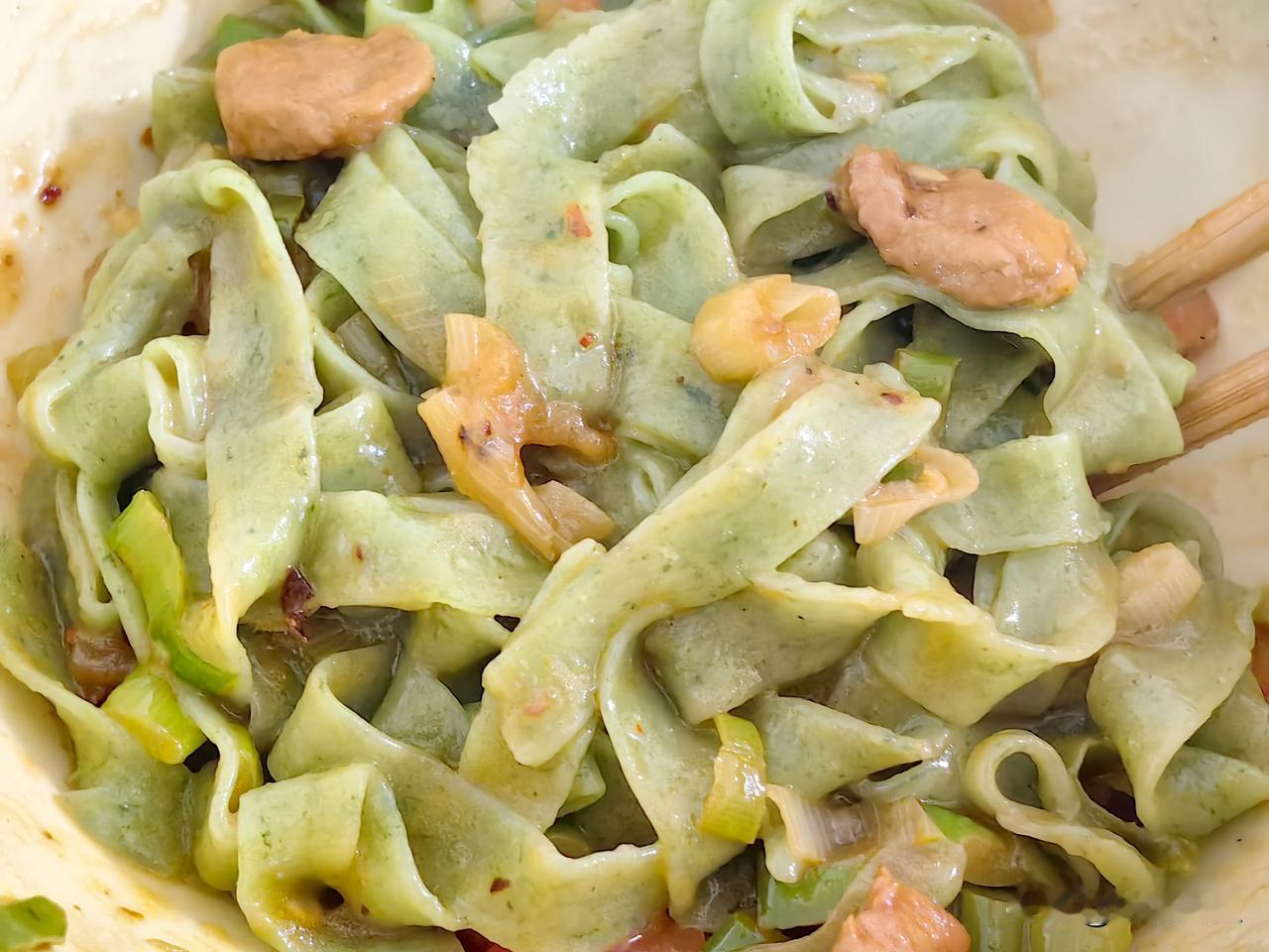 我决定了，以后在外面不买饺子皮，面条了，如果需要自己做。
昨天自己在家做饭菠菜面