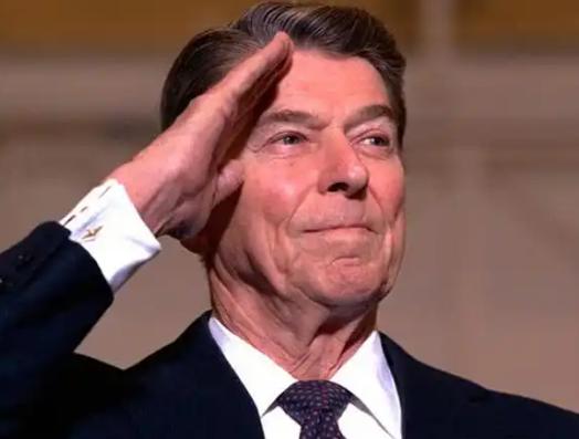 美国“星球大战计划”拖垮了前苏联！现在中国在美宣布2027军费1.5万亿美元时的