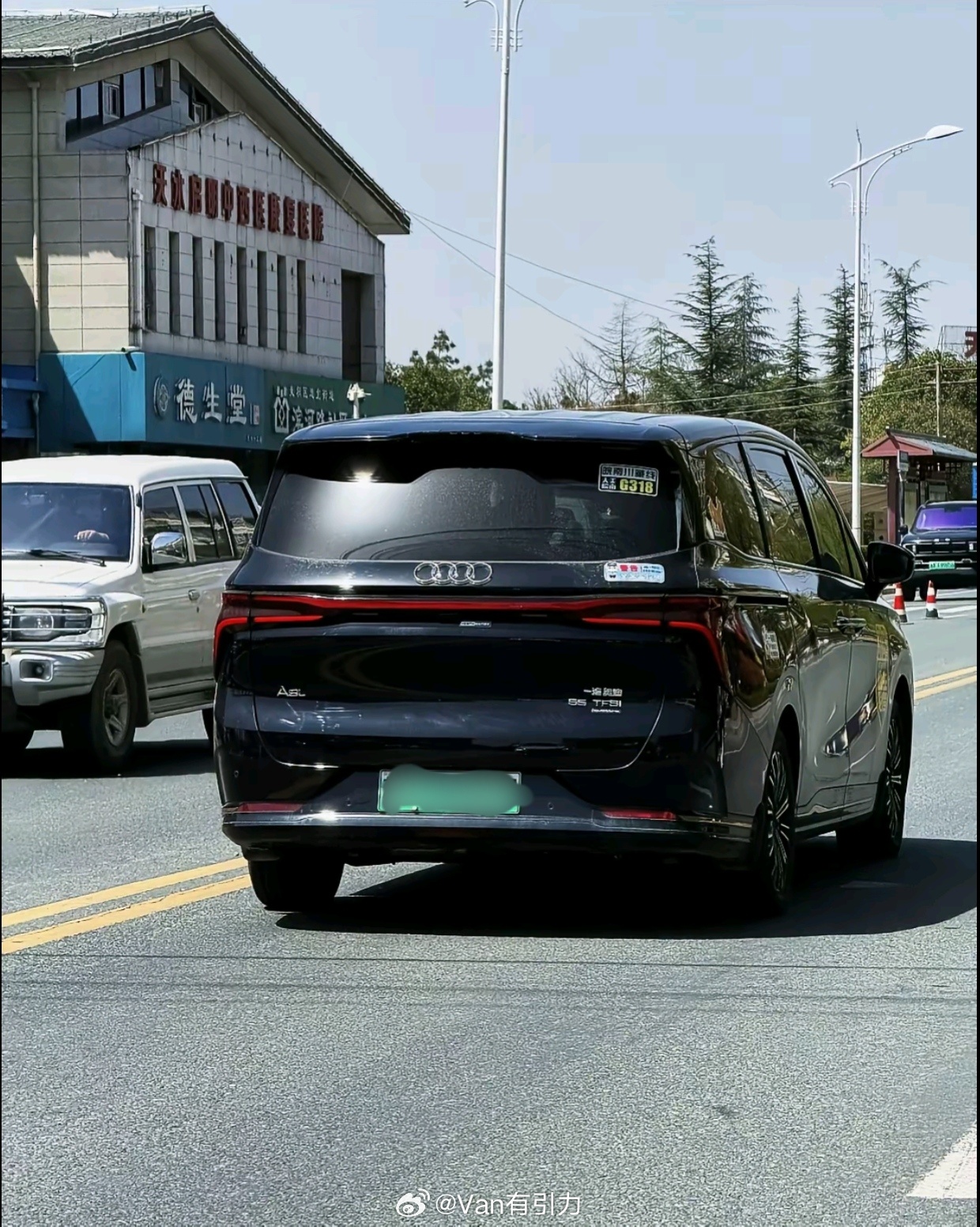 微博铁粉群里扒的图，真身应该是台风行星海V9。考虑到奥迪至今没造过7座MPV，只