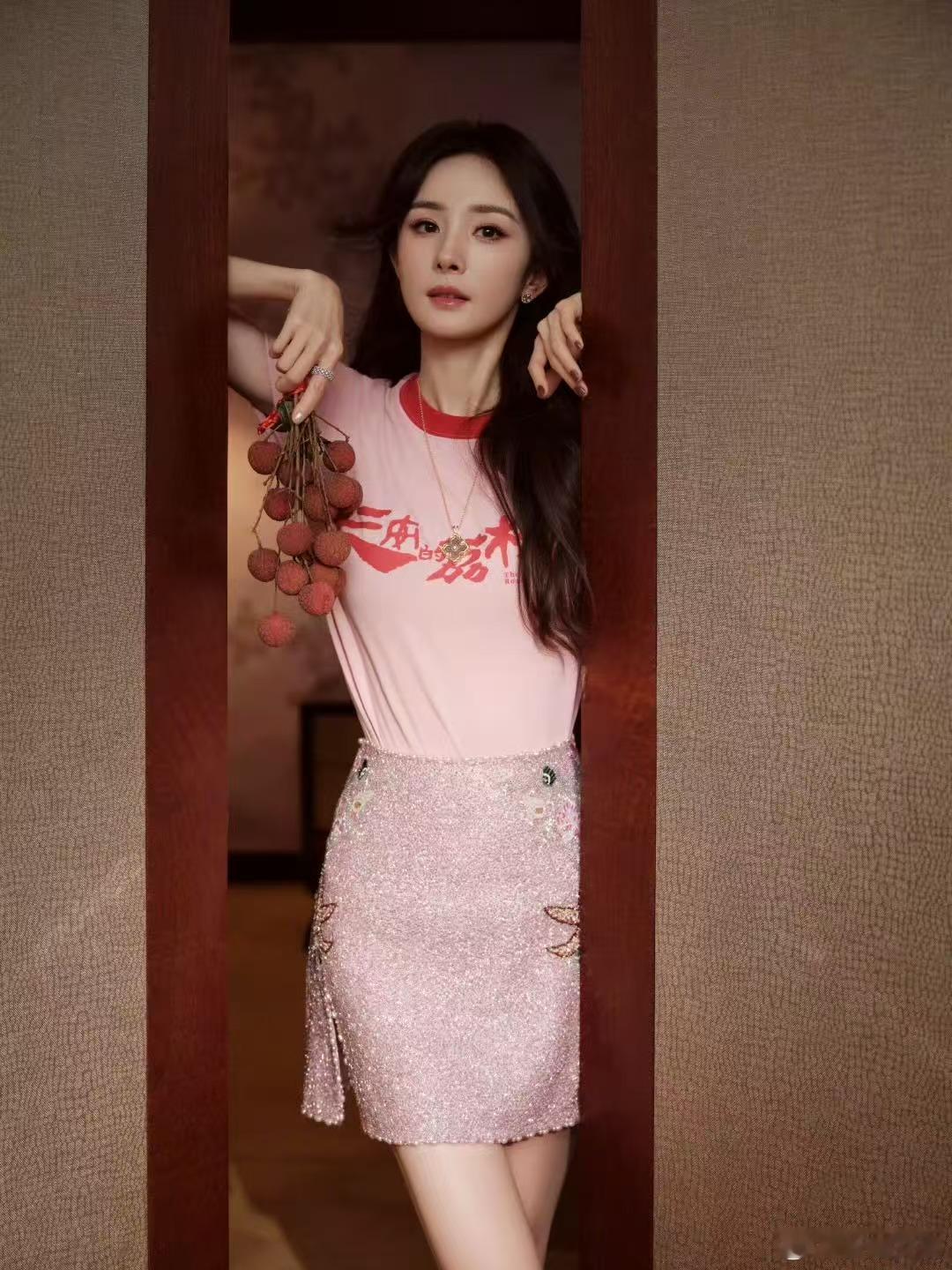 被杨幂今日穿搭蛊到！粉粉嫩嫩的上衣，闪着细碎星光的半裙，妥妥夏日清甜系美人，狠狠
