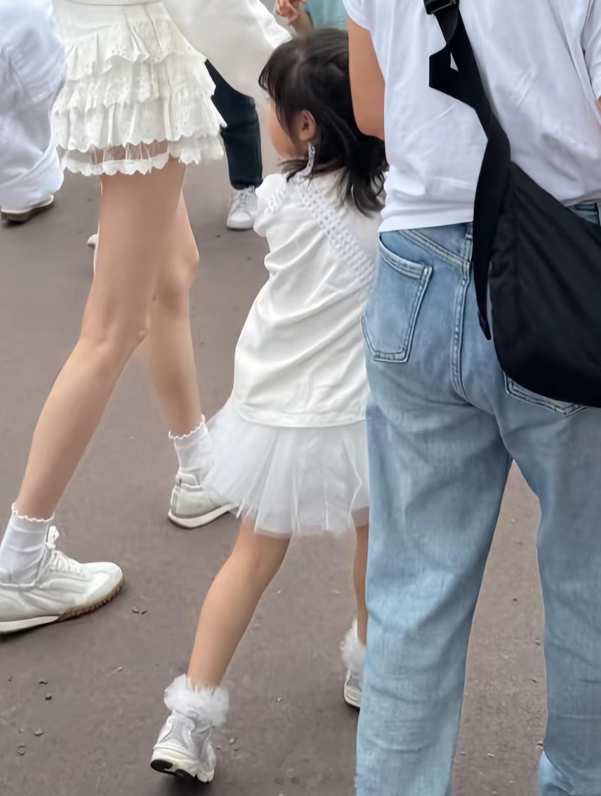 奚梦瑶女儿腿好长完美的遗传了妈妈的大长腿啊 ​​​