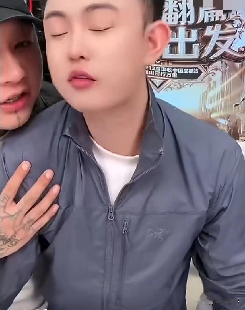 方丈匆匆现身巴扎黑直播间，只露了一脸就走开了，巴扎黑表态：方丈是一生一世好哥们，