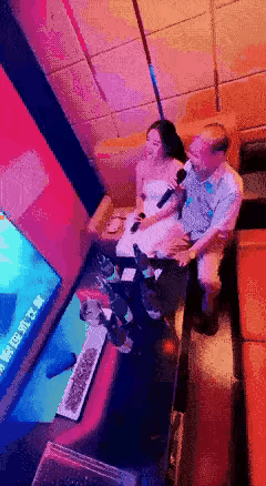 笑不活了！
秃顶大爷偷偷溜去KTV找小姐姐陪唱，
结果被大妈定位“抓包”，场面又