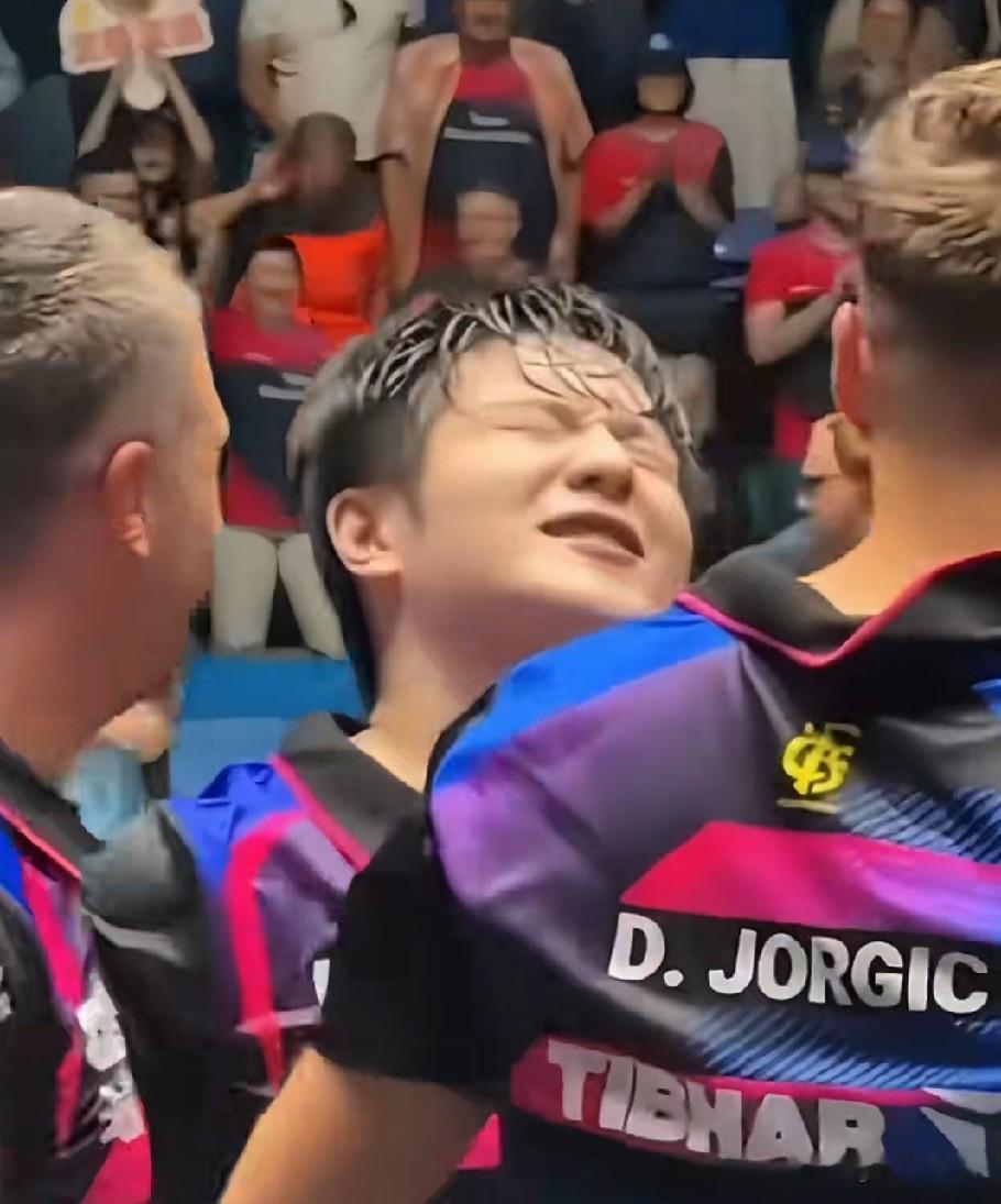樊振东击败贾哈的时候，法兰克福总领事黄轶扬比东哥还兴奋！

亲自给东哥颁发奖牌，