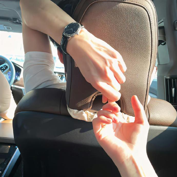 至今认为最最最喜欢的文案1. 像百花撞了春2. 世界不停转动 直到我们相逢3. 