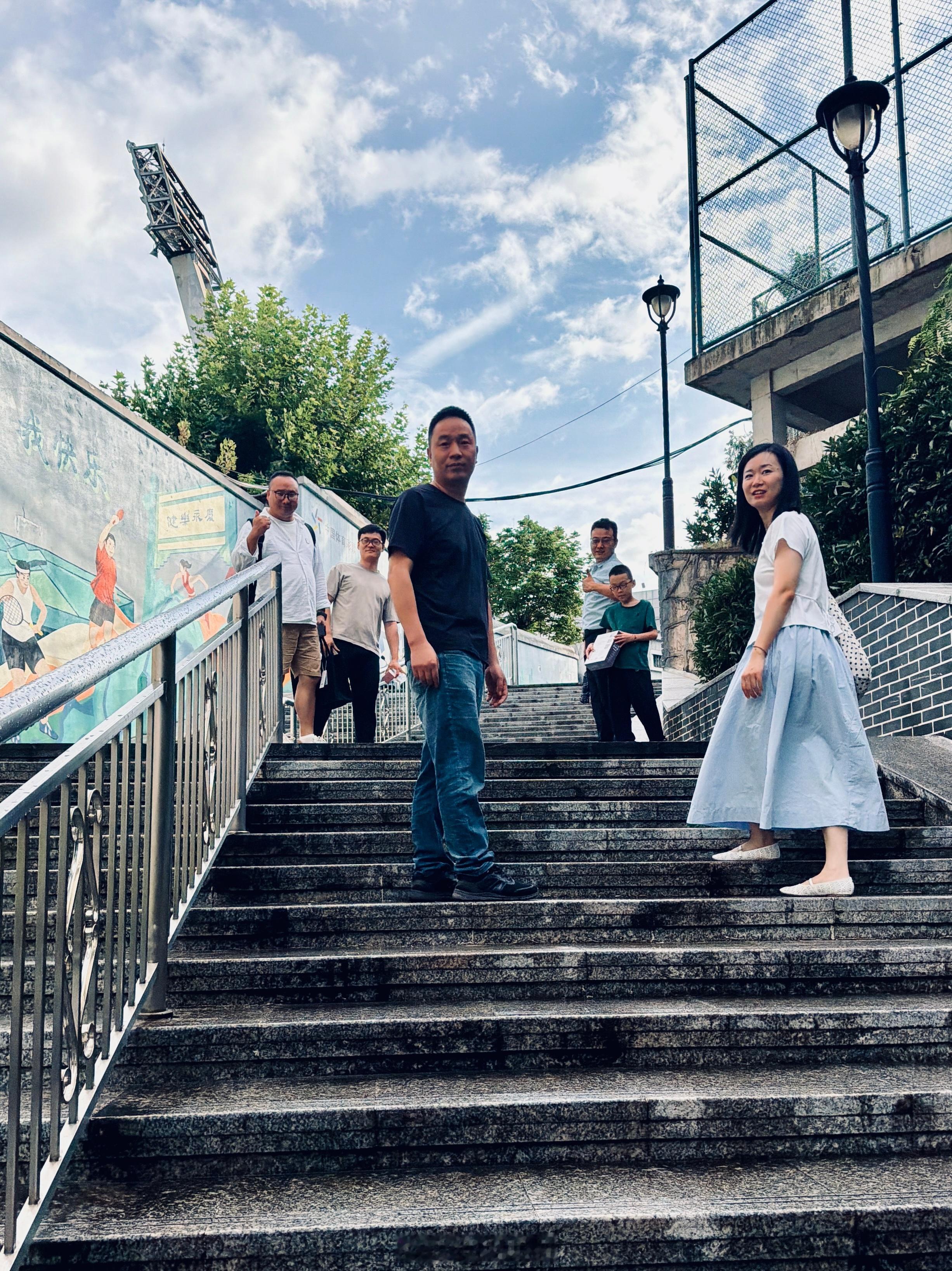 在去南京南站的路上，昨天重逢同学的欣喜依然还在心里，却也再次平添很多离愁别绪。很