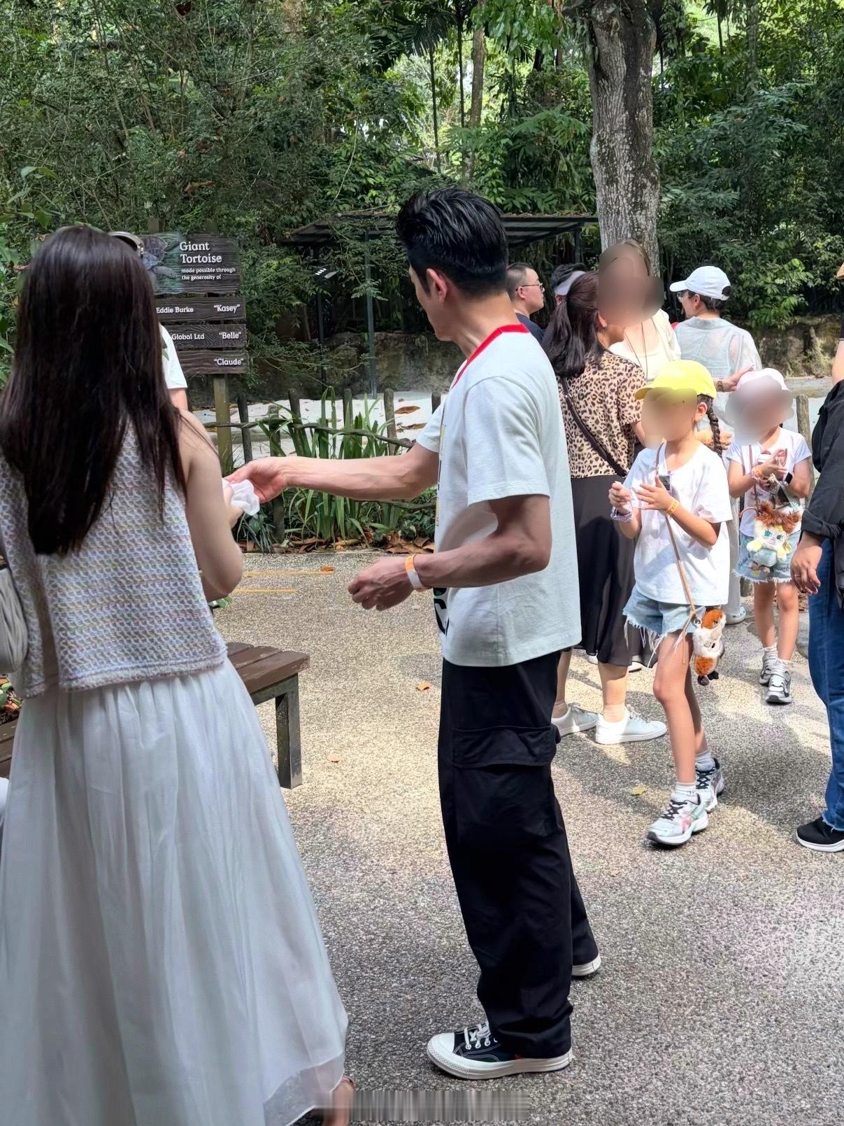 好幸福的一家人吧新加坡动物园偶遇郭富城一家郭富城方媛带孩子逛动物园