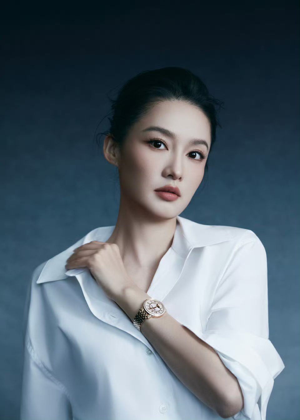 李沁积家活动造型李沁积家活动李沁这颜值太绝了！清冷文艺范中带着高级感，简约白衬衣