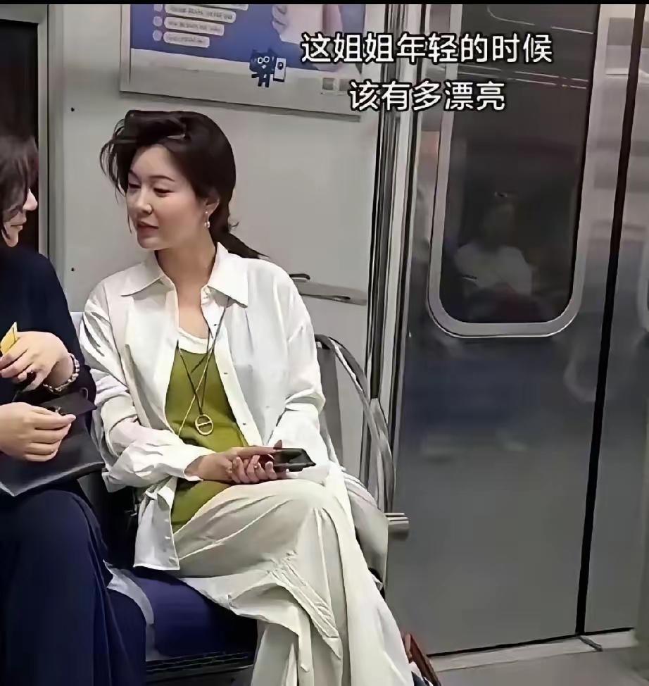 这姐姐这气质就知道她年轻的时候有多漂亮了！有的女人就是这样！即便是上了年纪，也磨