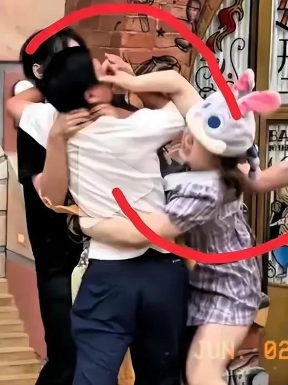 上海迪士尼帮男朋友打架的这个微胖美女，绝对不能娶回家！

原因很简单，事发现场的
