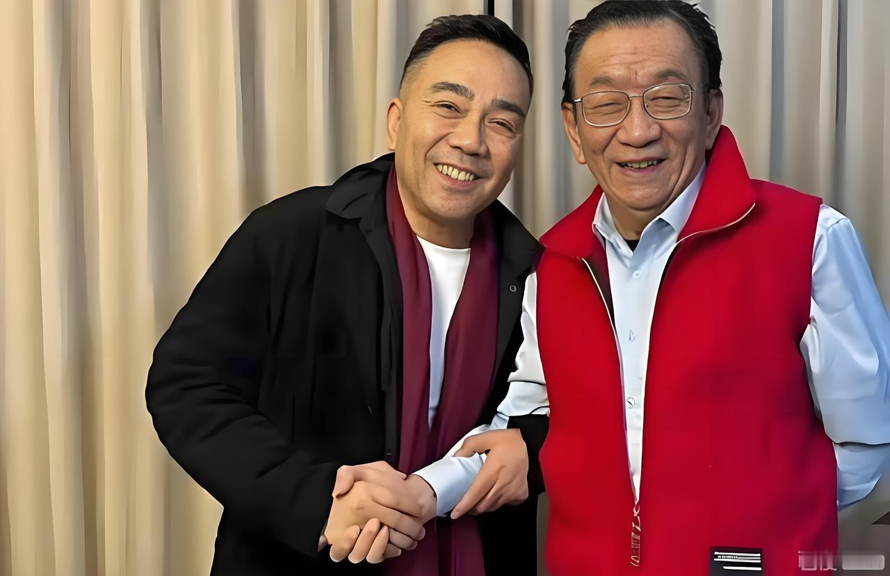 杨议听侯耀华要把貂皮大衣去他父亲坟上给烧了，他笑着说，干脆你给送那边去得了。
