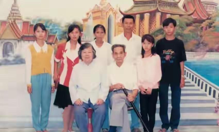 1988年，在台湾潜伏42年的地下党利用假身份回到了大陆。到家后，他才知道当年新